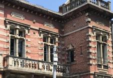 Maison fin XIX denviron 330 mtres carrs sur sous-sol intgral avec jardinBeaux lments dorigine mettre en valeur