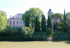 ExclusivitEnsemble immobilier compos de deux chteaux en bordure du canal du Midi sur parc arbor denviron 25 hectares avec source et piscinelun XIXme en trs bon tat dentretien lautre XIVme avec tour crnele et fentre meneauxplus de renseignements et photos sur demande