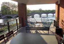 Dans une rsidence scurise avec gardien appartement avec vue exeptionnelle sur la Garonne entirement rnov avec des matriaux de grande qualit de 161 mtres carrs ascenseur terrasse de 35 mtres carrs parquet au sol cuisine siematic suite parentale avec grand dressing salles de bain starck chemine au bio-thanol parking et garage dans la rsidence