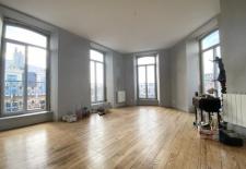 Dans bel immeuble haussmannien appartement T4 de 150M2 rnov avec vue dgage ascenseur 5me tage balcon filant appartement dit en proue de bateau