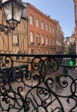 Rue Croix Baragnon dans un immeuble la jolie faade rnove appartement du XVIIIme sicle au premier tage traversant sur cour 160 M2 ascenseur cuisine Siematic spare parquets chemines hauts plafondsLa coproprit a t entirement rnove il y a 10 ans toiture facade cour intrieure parties communes lectricitLappartement rnov galement fentres en bois double vitrage partout trs belle hauteur sous plafond entre avec carrelage en terres cuites dpoque un grand salon salle manger avec parquet chemines mouluresUne grande cuisinespare avec parquet chemine moulures mur en briques apparentes meubles siematic lectromnager de qualit3 chambres donnant sur cour intrieure trs au calme 1 salle de bain et une salle deau cellierLusage professionnel est autoris dans la coproprit trs belle adresseLes volumes sont importants grace la trs belle hauteur sous plafond