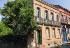 A proximit de tous les commerces du quartier maison XIXme denviron 200M2180 carrez sous sol de 60 M2 5 chambres jardin sans vis vis rnover entirementTrs calme
