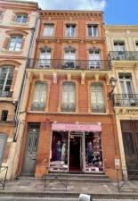 Toulouse rue Croix Baragnon hyper centre Carmes EsquirolLappartement est au 2eme tage il se compose dune vaste entre avec rangements dun sjour traversant avec ses chemines apparentes dune cuisine quipe donnant un balcon vous disposez dune chambre spacieuse dune salle de bain avec wc et dun bureauPossibilit en sus dacqurir une place de parking St EtienneA proximit des commerces ligne de bus et mtro coles et lyces Bien rare sur le march Coproprit de 6 lots Charges annuelles 1100 euros