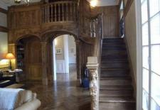 Dans un htel particulier Napolon III inspiration italienne au coeur du quartier St EtienneEnsemble de Trois appartements pour environ 600 mtres carrs pices de rception ouvrantes sur jardin denviron 260 mtres carrs en pleine proprit clos de murs anciensParking dans la courUn budget denviron 25 millions deuros est envisager pour un bien comparable la coproprit tant valorisante les rez de jardin tant peu nombreux dans ce quartier et les pices de rception ne donnant que rarement jusqu la fin du XVIIIme directement sur le jardinVendu par lagence en 2009 les prix demeurant un niveau exceptionnel la demande tant constante