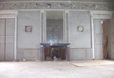 Chteau de village XVIIIme inscrit Monument Historique1600 mtres carrs habitables rnover dont 700 environ avec des lments noblesTrs beaux lments conservs en bon tat 3 rceptions en enfilade avec parquets Versailles dcors classs escalier en pingle cheveux monumentalGalerie de 44 mtres de long trs belles cheminesBeaucoup de lumire et dlgance